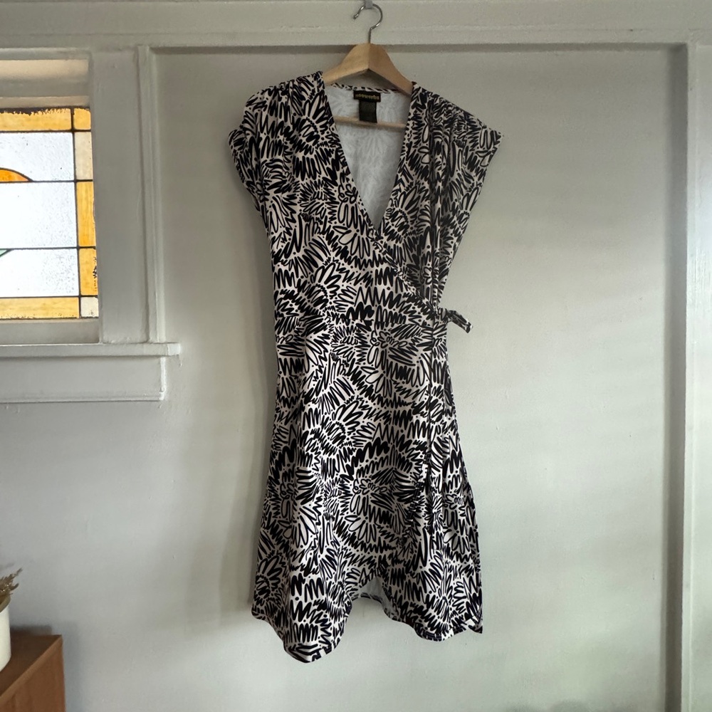 Nooworks Zig Zag Wrap Dress - Size L NWOT